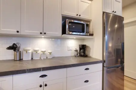 0b708b09 da9d 42 YV9WX