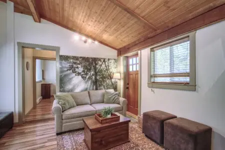 3ed9b9a2 6201 4b ff pJ