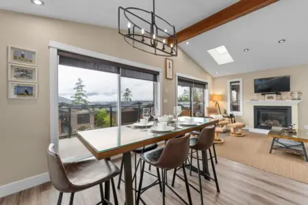 5e665703 e5f0 4b Akew