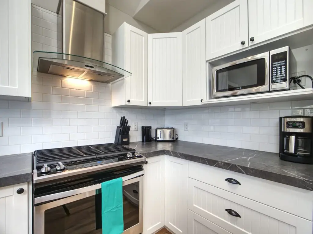 6a406361 1f7e 42 b6AMo