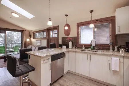 8d412e4c a383 48 DaYq9