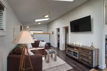 d53a0c28 28a3 4e DHqkT