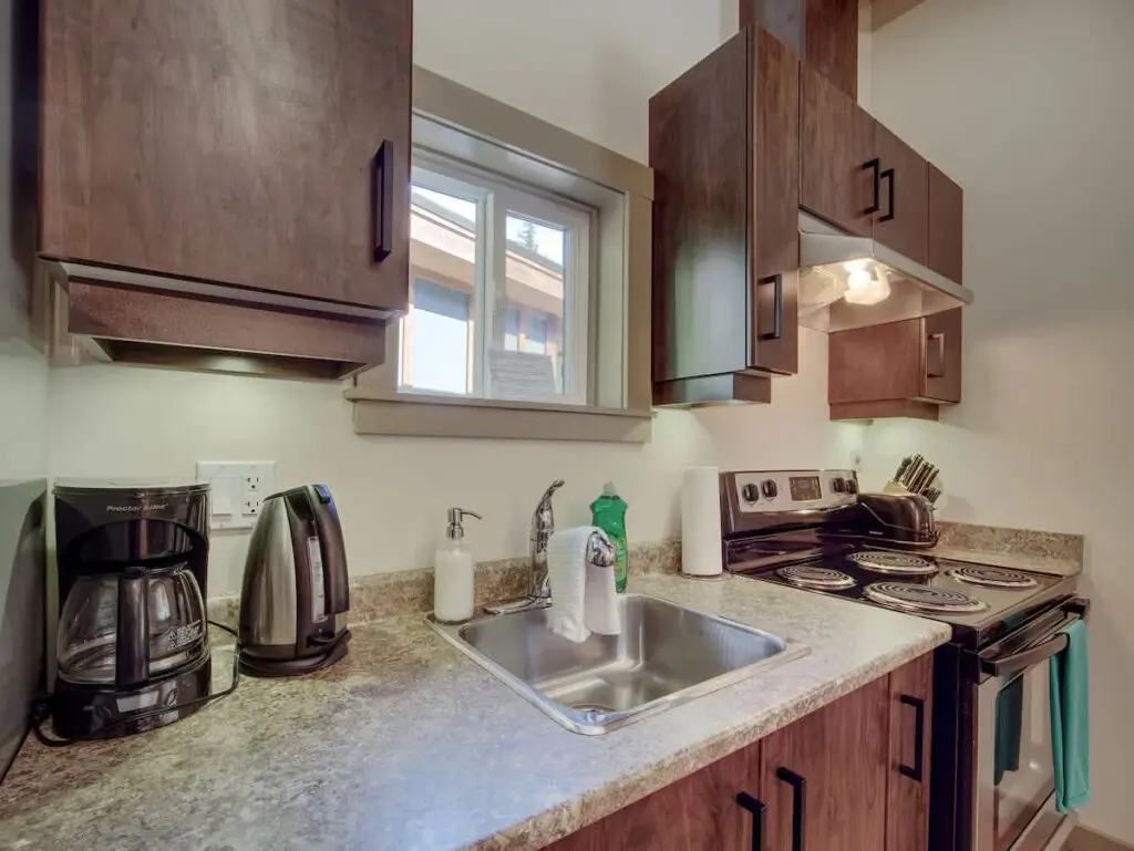 e9ff35b8 0cba 48 zHGLD